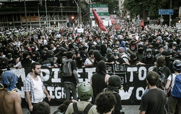 Foto de protesto no Brasil a 25 de janeiro de 2014, de Mídia Ninja, republicada pela Agência Pública.