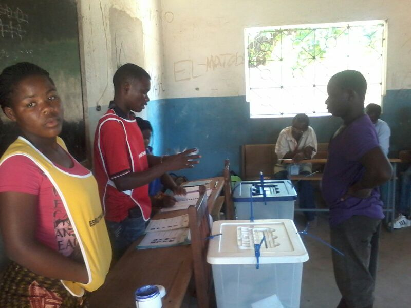 Assembleia de voto das autárquicas em Nampula (2013). Foto do Jornal @Verdade no Flickr (CC BY 2.0)