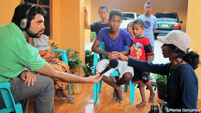 Manuel Ribeiro, correspondent of DW in East Timor, interviews a local mediator for the repatriation of refugees from West Timor