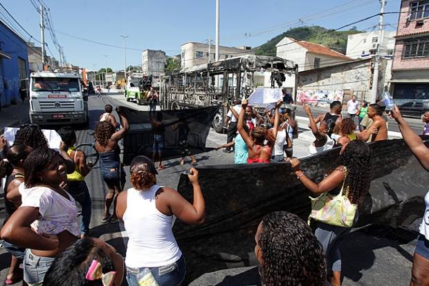 Ato em homenagem a Claudia e contra a violência policial no dia 17 de março em Madureira, zona norte do Rio de Janeiro. Foto da Organização Anarquista Terra e Liberdade OATL, uso livre 