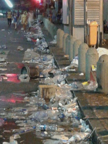 Lixo acumulado pelas ruas do Rio de Janeiro. Foto de Drica Queiroz, usada com permissão.