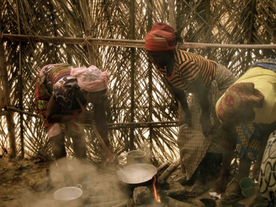 Mulheres preparam funge em Angola. Foto de mp3ief no Flickr (CC BY-NC-SA 2.0)