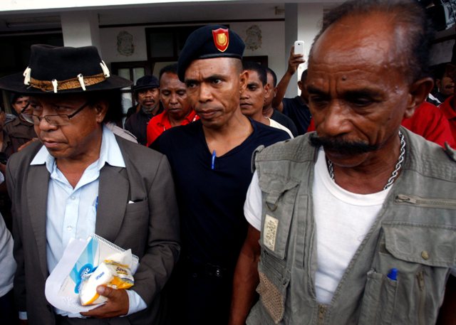 Mauk Moruk y L7 escoltados por la Policía Nacional de Timor Oriental (PNTL) después del juicio en Dili, 14 de marzo de 2014. Foto de António Dasiparu compartida en el sitio web sapo.tl con licencia de uso