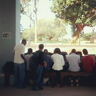 Área de acesso wi-fi gratuito na Universidade Mondlane, Maputo (Junho de 2013). Foto de Sara Moreira