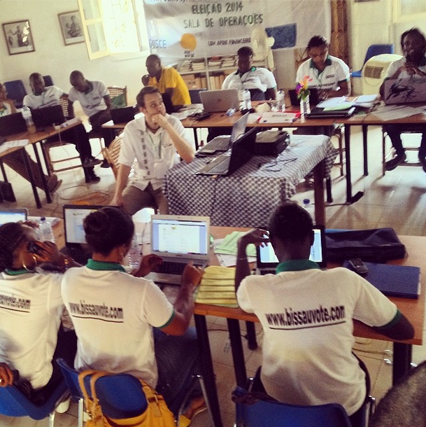 "#africa #guine #bissau #democracia #eleicoes #participacao #voto #sala de operacoes do grupo da sociedade civil responsavel pela monitorizacao do processo eleitoral (www.bissauvote.com)." Foto de debarros2013 no Instagram