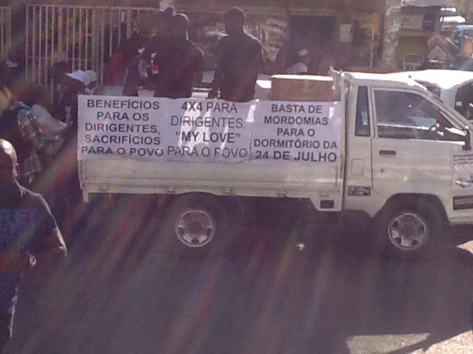Foto de Jornal @Verdade: "centenas cidadão marcham em #Maputo contra salários milionários de deputados e Chefes de Estado vão gritando "Presidente [Armando Guebuza] vem comigo no 'My love'." (usada com permissão)