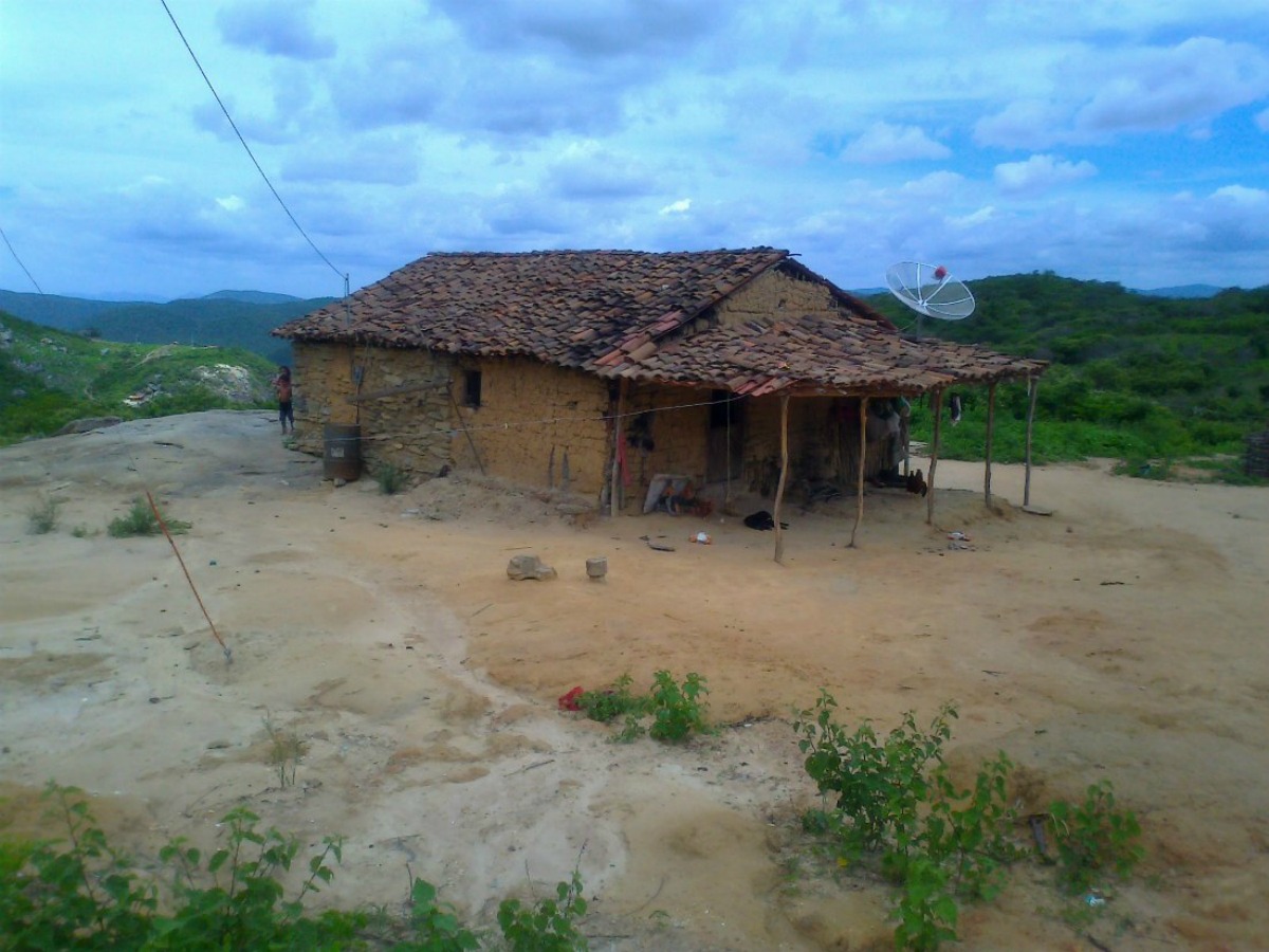 As antenas parabólicas destoam das casas simples em Cafundó. Foto: Agência Pública