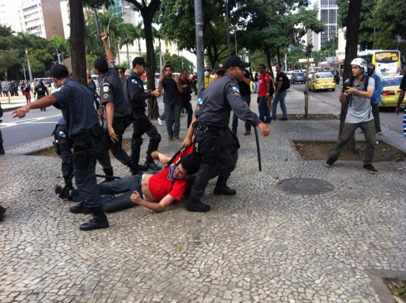 Professor Pedro Freire agredido e arrastado pela PM. Foto de Daniel Fonsêca, usada com permissão.