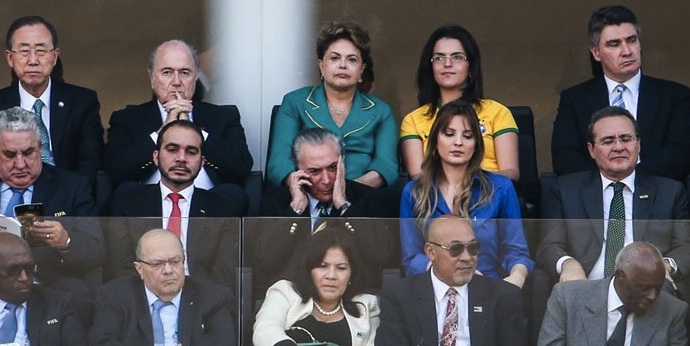 Na tribuna de honra da Arena Corinthians, presidente Dilma Rousseff ouve xingamentos da torcida.