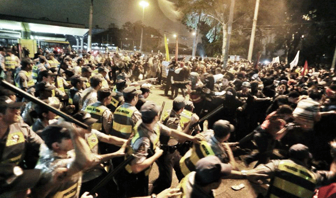 Confronto entre policiais militares e manifestantes durante protesto contra Copa. Foto: Mídia Ninja