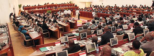 Parlamento moçambicano. Foto de Deputados de Luxo no Facebook