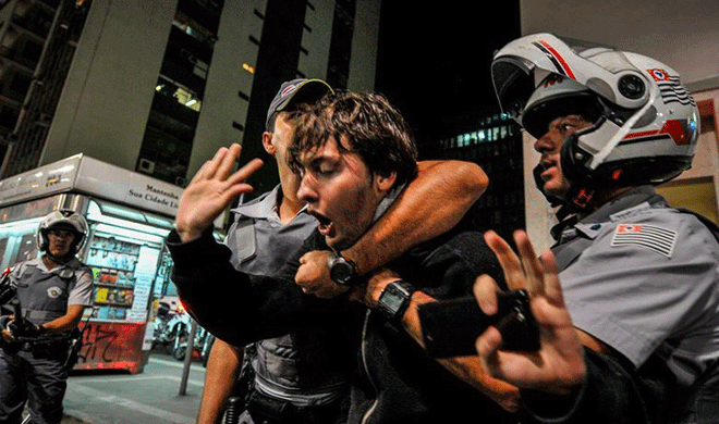 Policial militar agride manifestante. Foto: Mídia Ninja