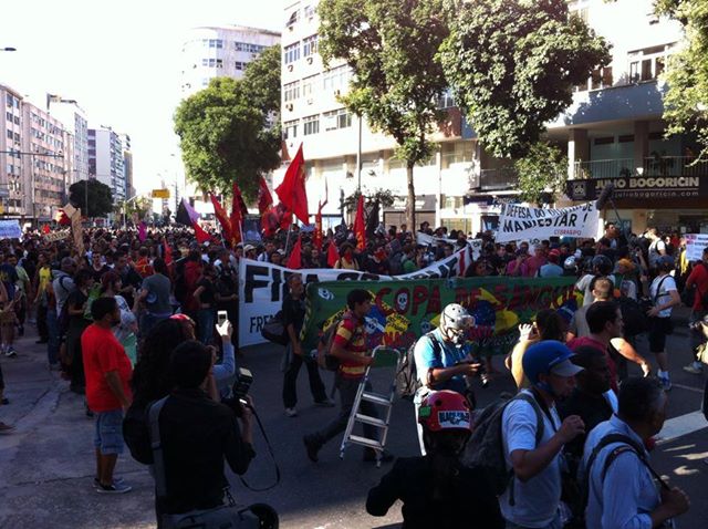 Manifestantes tentam caminhar em direção ao Maracanã. Foto do Coletivo Mariachi, uso livre.