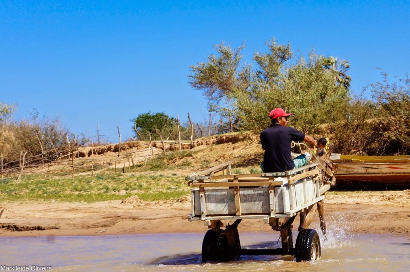 Carroca substitui a canoa em Xique-Xique, Bahia. Foto de Markileide Oliveira, publicada com autorizacao.