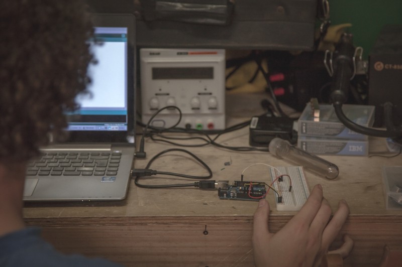 Testando as placas de arduino para futuros protótipos de sensores de qualidade d´água. Foto por Rede InfoAmazonia, publicada com autorização.