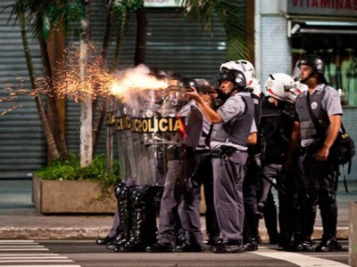 Polícia dispara contra torcedores do Corinthians que comemoravam a Libertadores da América, em julho de 2012. (Foto: Outras Palavras)