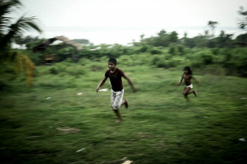 No fim da aula, crianças da aldeia brincam até anoitecer. Foto: Marcio Issensee e Sá, Agência Pública. CC BY-ND