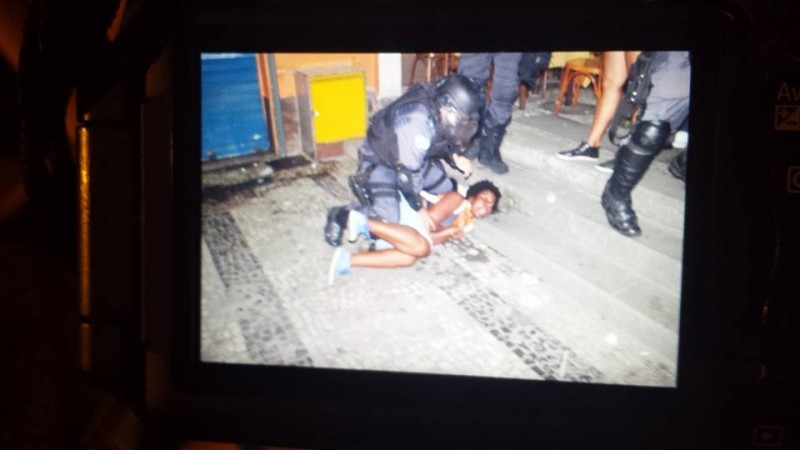 Polícia agride jovem negra no Rio de Janeiro. Imagem do coletivo Olhar Independente, uso livre.
