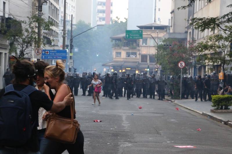 Manifestantes correm da repressão policial. Foto do MPL, uso livre.