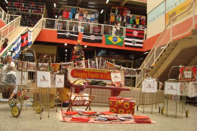 Carrinhos de feira transformados em pequenas bibliotecas itinerantes no Shopping Popular da Ceilândia. Foto de Bibliorodas utilizada com permissão.