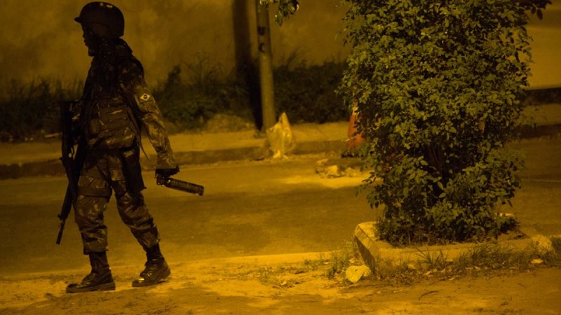 Armamento pesado. Soldado com fuzil e spray de pimenta. Foto: Gulherme Fernández.