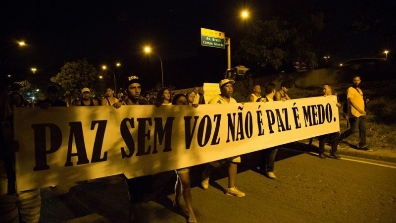 Manifestantes em ato pela vida no Complexo da Maré. foto de Guilherme Fernández.