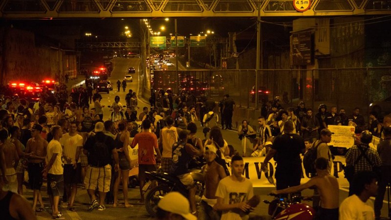 Linha Amarela tomada pelos manifestantes. Foto: Guilherme Fernández