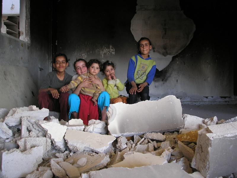 Crianças brincando em prédio destruído em Rafah, Gaza. Foto: GilesT/Flickr CC BY-NC-SA 2.0