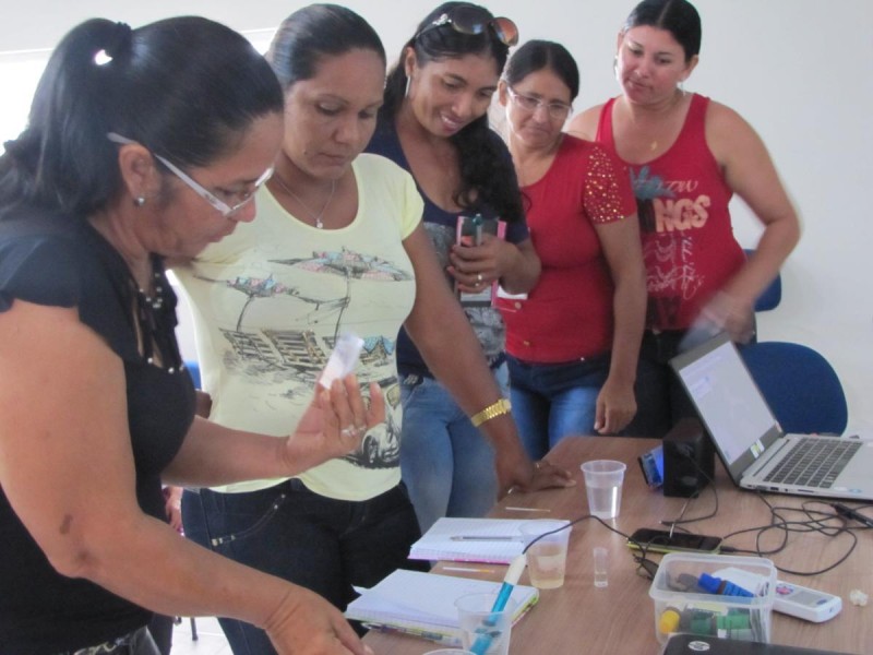 Participantes da oficina de jornalismo cidadão e monitoramento da qualidade da água fazendo testes. Foto: Giovanny Vera/InfoAmazônia 