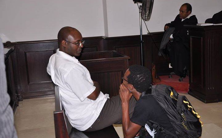 El periodista Rafael Marques en el Tribunal Provincial de Luanda. Foto: MakaAngola