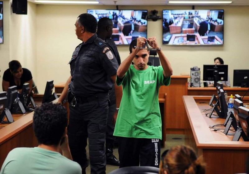 gor Mendes mostra as algemas durante sessão na Justiça do Rio de Janeiro; ele está preso sem condenação desde dezembro de 2014. Foto: Sandro Vox