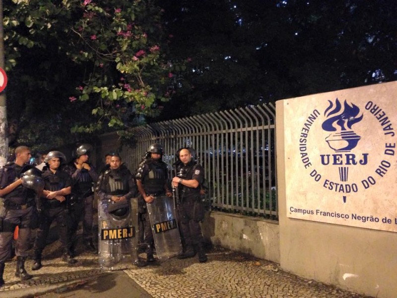 Tropa de Choque da PM, em frente ao campus da UERJ. Foto:Rodrigo Modenesi.