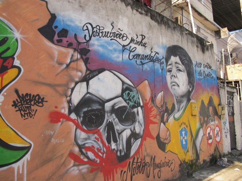 Grafite na Favela Metrô-Mangueira é retrato da violência que representam as remoções. Foto: Catalytic Communities/ Flickr CC BY - NC - SA 2.0