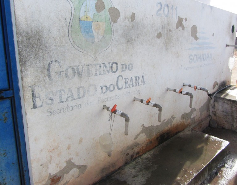 El pozo de la agrovilla solo da agua salobre de manera ilimitada. Los residentes pueden tomar 36 litros diarios de agua dulce. Foto: Ciro Barros/Agência Pública CC-BY-ND