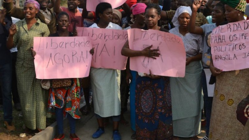Marcha das Mães e familiares dos activistas presos. Foto: MakaAngola. Reprodução autorizada