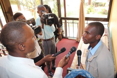 Armando Nanene falando aos jornalistas após a Conferência de Imprensa. Imagem: Irex Moçambique