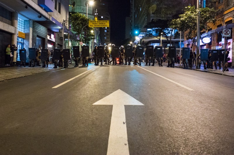 Foto: Policiais bloqueiam rua em Belo Horizonte durante protesto na quarta-feira. 