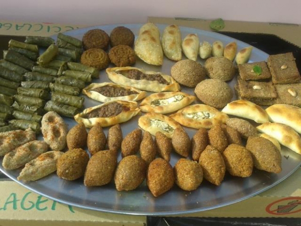 Kibes, esfihas e charutos de uva estão entre os quitutes disponíveis no Talal Cozinha Síria. Crédito: Divulgação